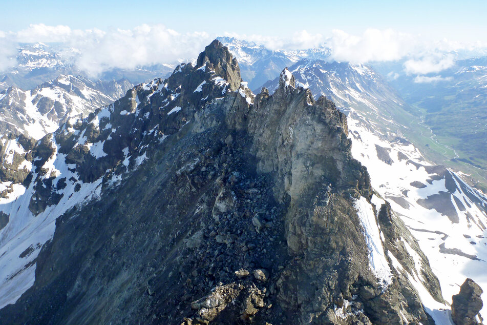 Am Fluchthorn in Tirol haben sich Gesteinsmassen gelöst und sind bergab gerutscht.