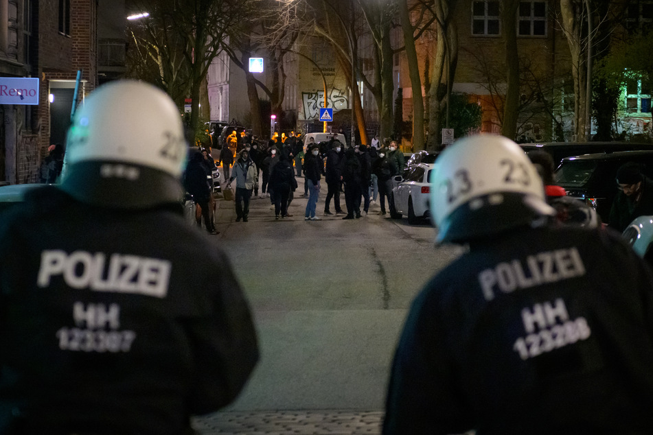 Polizisten und Demonstranten stehen sich in einiger Entfernung gegenüber. Die Beamten mussten einschreiten.