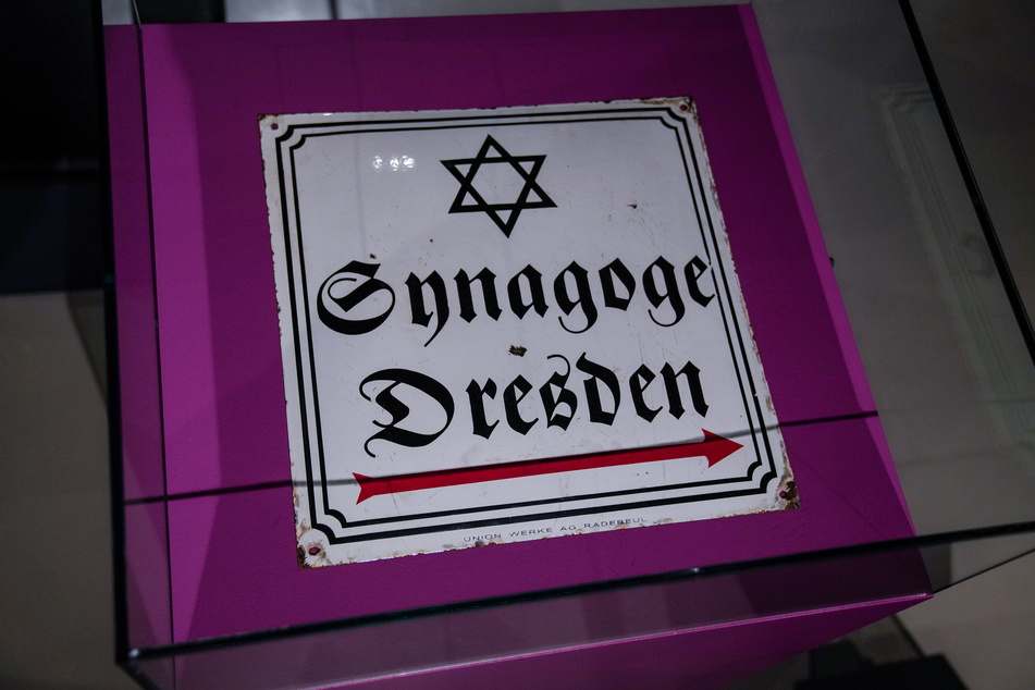 Dieses Schild wies den Weg zur Synagoge (1840 eingeweiht) der jüdischen Gemeinde in Dresden.