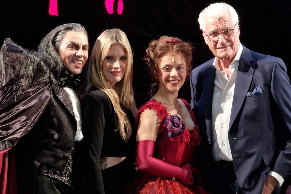 Mirja (47) und Sky du Mont (76) zusammen mit den Hauptdarstellern nach der Premiere im Stage Operettenhaus. Genau vor 23 Jahren hatte das Ex-Paar bei "Tanz der Vampire" in Stuttgart seinen ersten gemeinsamen Auftritt.
