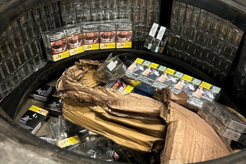 25.000 unversteuerte Zigaretten waren im Reserverad des Lasters verborgen.