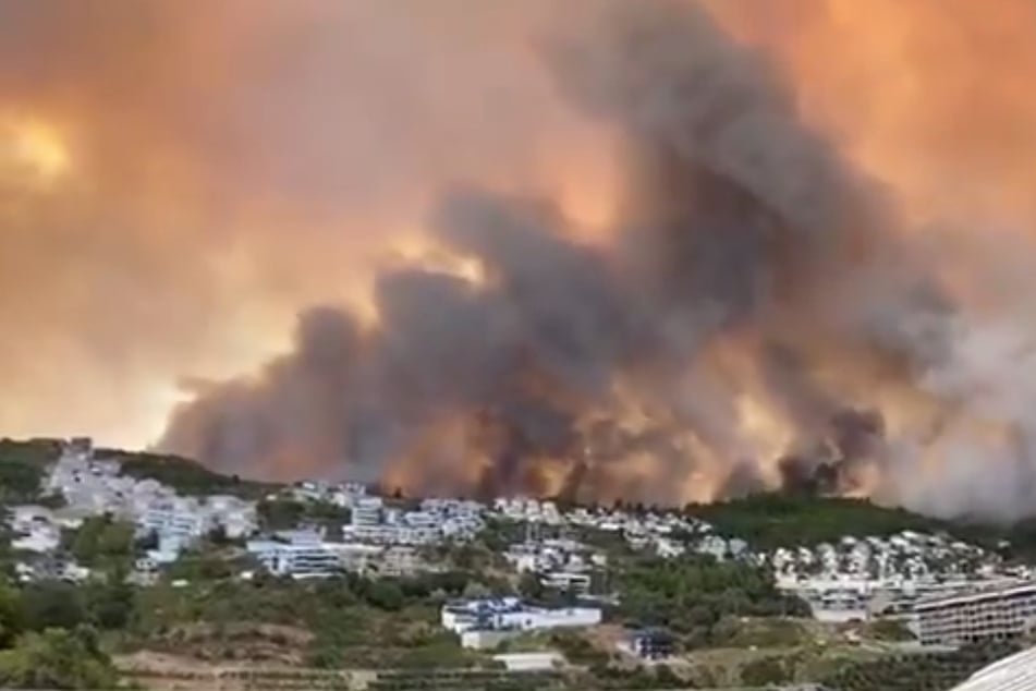 Dichter Rauch steigt über den Vororten von Antalya auf. Vegetationsbrände bedrohen die Stadt.