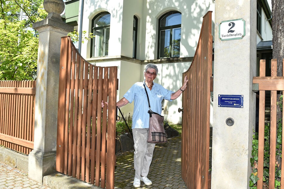 Rosemarie Fischer hat Zaunfelder und ein neues Tor für die Bürgerstiftung in ihrem Heimatbezirk Blasewitz gespendet.