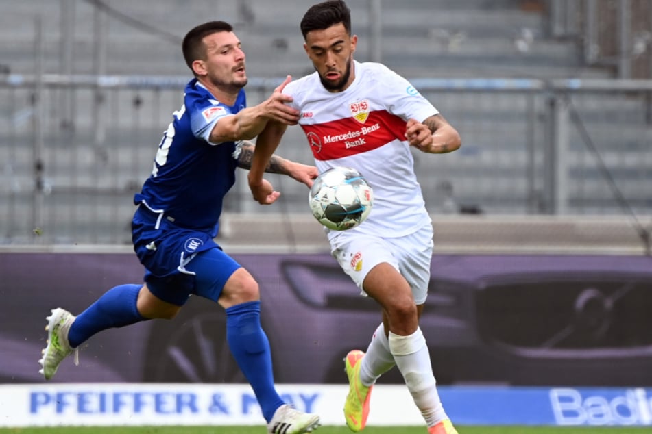 Karlsruhes Jerome Gondorf (l.) und Stuttgarts Nicolas Gonzales im Zweikampf.