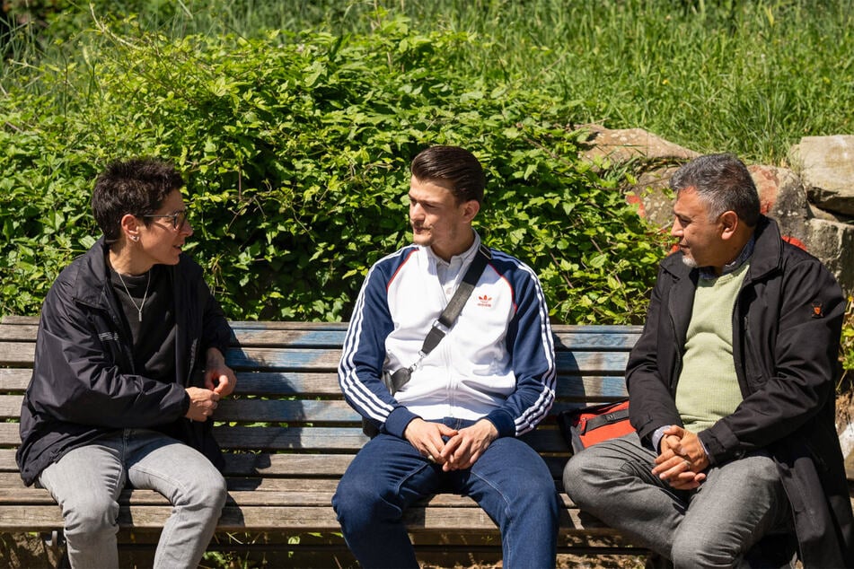 Dunja Hayali (51, v.l.) mit dem Syrer Anas (25) und Mamad Mohamad, Geschäftsführer des Vereins "LAMSA e.V." in Magdeburg.