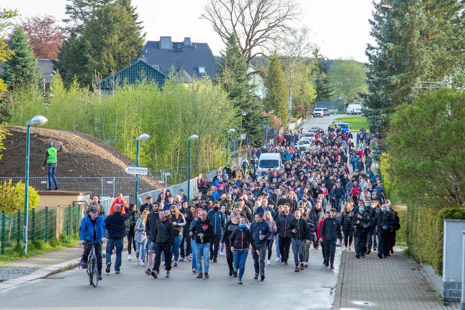 Etliche Corona-Demonstranten spazierten am Sonntagabend durch Zwönitz.