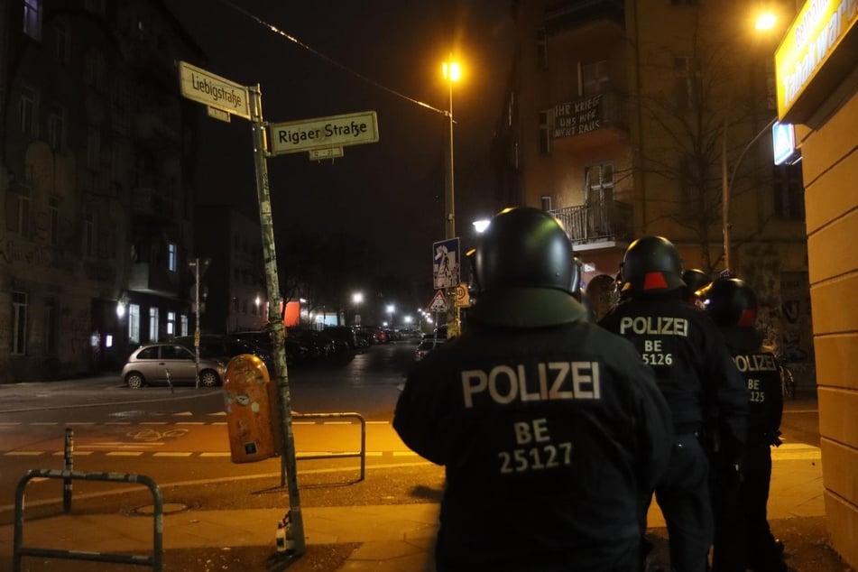 Immer wieder gibt es an der Rigaer Straße in Friedrichshain Angriffe auf die Polizei.