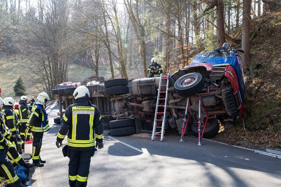 Der Lkw war auf die Fahrerseite gekippt.