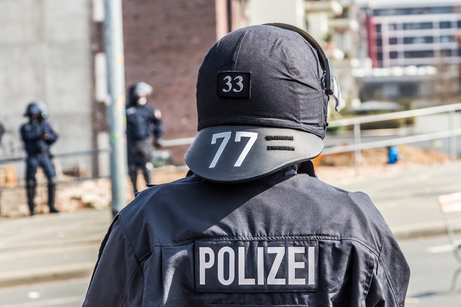 Einsatzkräfte stellten die Angreifer und nahmen das Quintett wenig später fest. (Symbolbild)