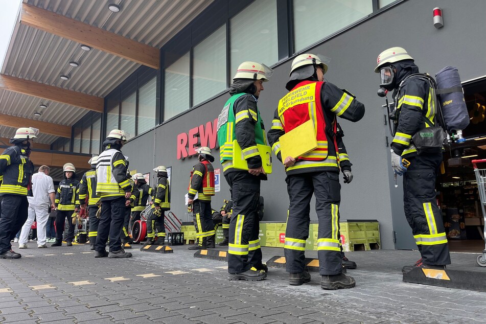 In einem Supermarkt in Bielefeld mussten 18 Menschen wegen Atemwegsreizungen behandelt werden.