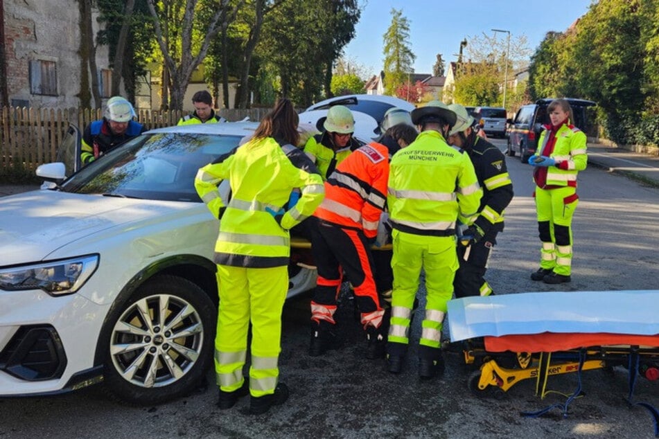 Die Feuerwehr kümmerte sich vor Ort um die eingeklemmte Fahrerin.