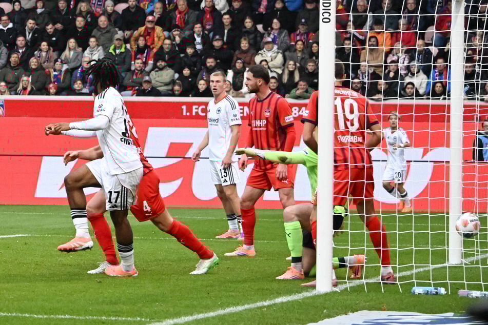 Diese Szene sorgte für Aufregung: Elye Wahi (22) traf per Hacke, das Spiel war jedoch bereits unterbrochen.