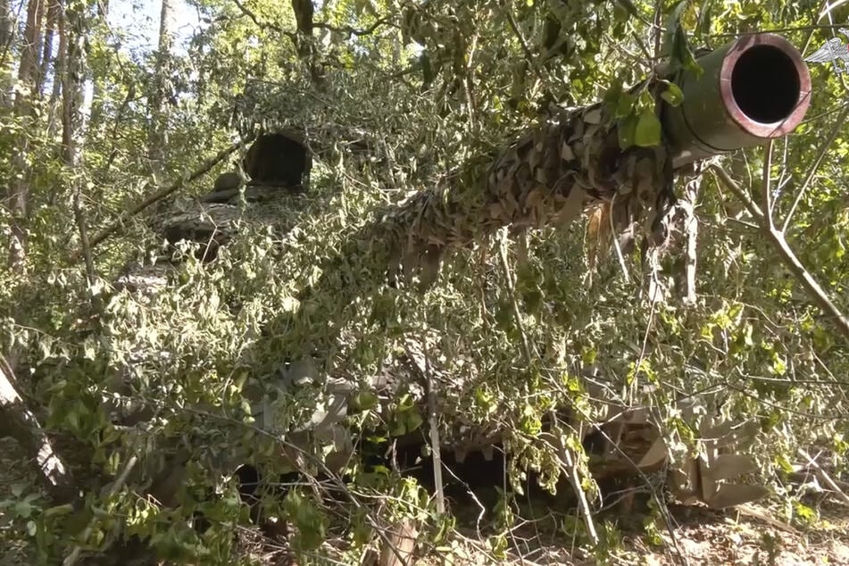 Ein russischer Panzer an einem nicht näher bezeichneten Ort im russisch-ukrainischen Grenzgebiet in der Region Kursk.