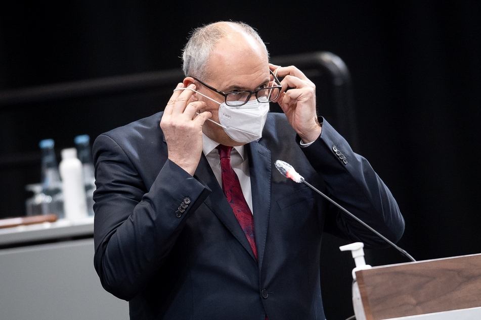 Andreas Bovenschulte (55, SPD), Bürgermeister von Bremen, setzt sich einen Mund-Nasen-Schutz auf, nachdem er bei einer Sondersitzung der Bremischen Bürgerschaft zu neuen Corona-Maßnahmen gesprochen hat.