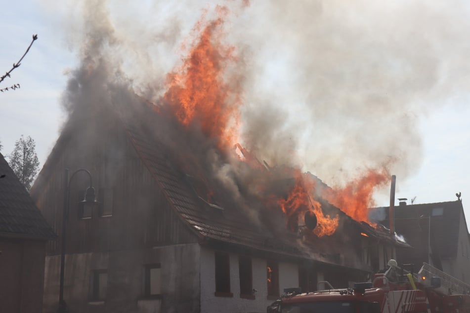 Starker Rauch nach Dachstuhlbrand: Bewohner vermisst