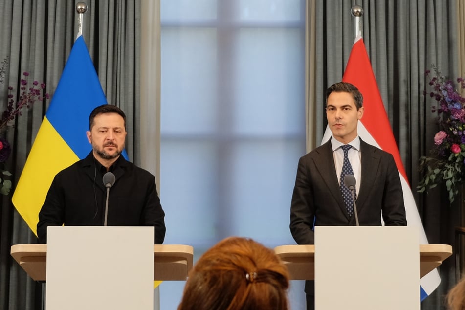 Der ukrainische Präsident Wolodymyr Selenskyj (l., 48) und der niederländische Ministerpräsident Rob Jetten (39) sprechen auf einer Pressekonferenz, nachdem sie sich zu Gesprächen über die niederländische Unterstützung für Kiew getroffen hatten.