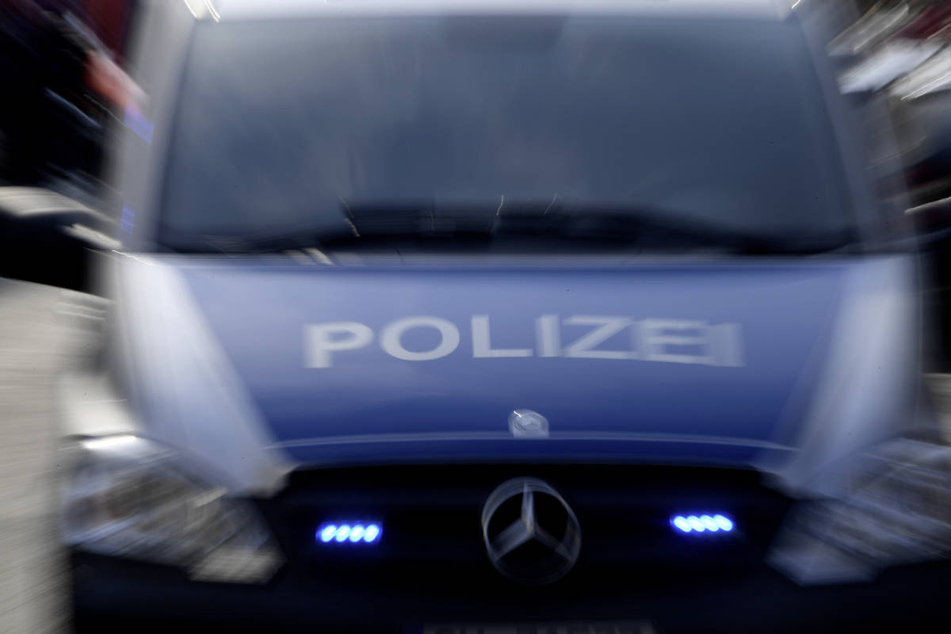 Ziemlich doof: BMW-Fahrer hängt sich an Stoßstange von Polizeistreife im Einsatz