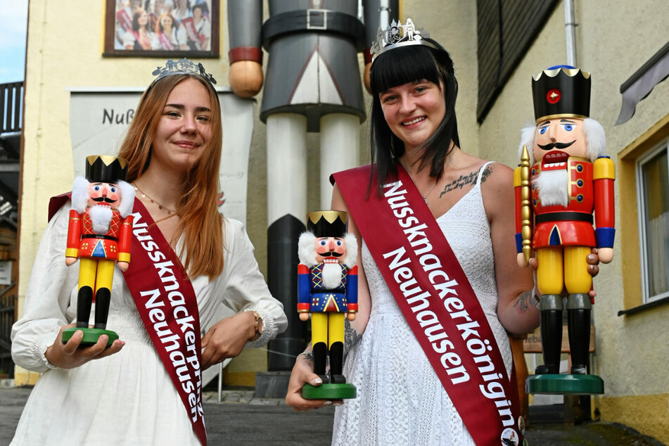 Fest in Frauenhand: Nussknacker-Prinzessin Jasmin Jäcke (14, l.) und Königin Jenny Löschner (21) in einer Nussknacker-Spieldose.