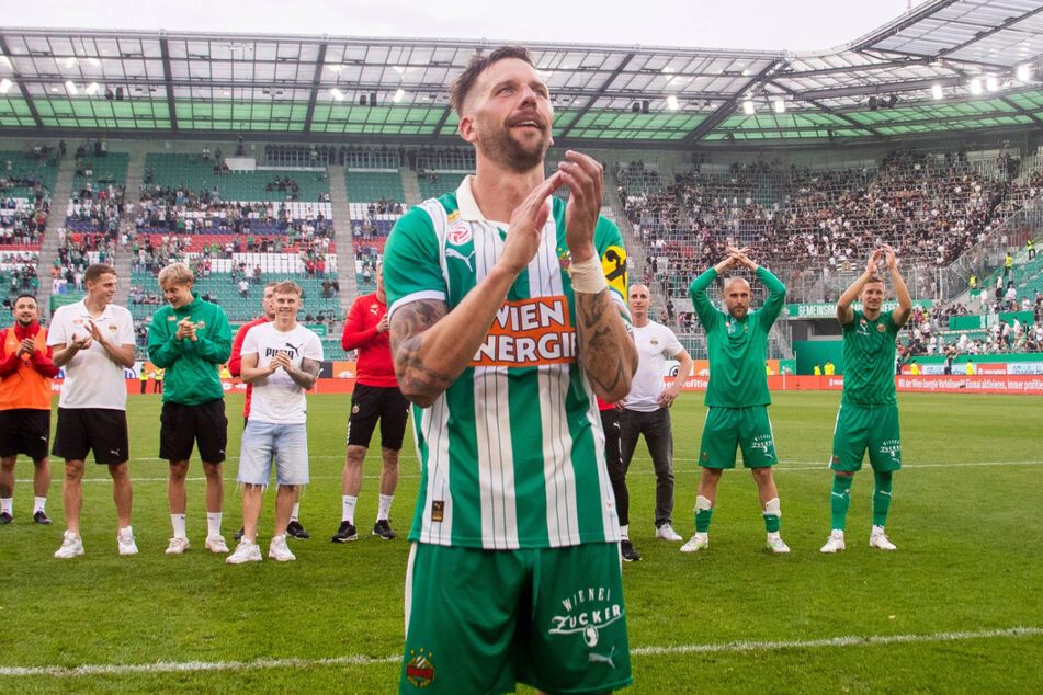 Guido Burgstaller (36) feierte nach der Partie mit den Rapid-Fans den Einzug in die Conference League sowie sein Karriereende.
