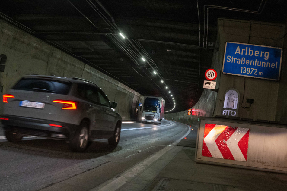 Der Verkehr rollt im Arlberg Straßentunnel. Doch nur noch bis zum 24. April - dann wird der längsten Straßentunnel Europas gesperrt.