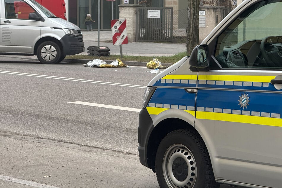 Die Polizei steht an der Unfallstelle in der Plinganserstraße in München.