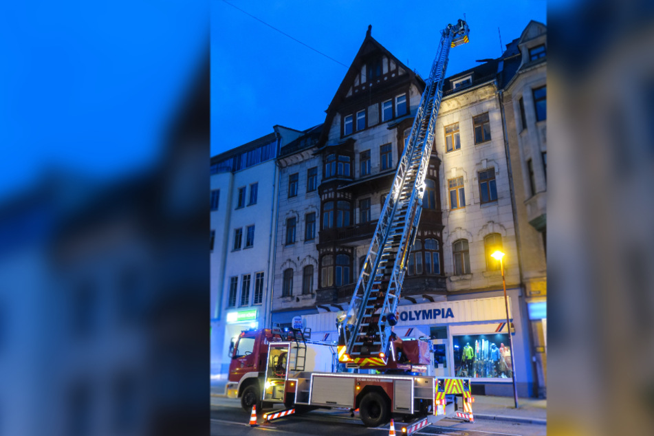 Ein rund drei Meter langes Trittbrett drohte von dem Dach auf die Straße zu stürzen.