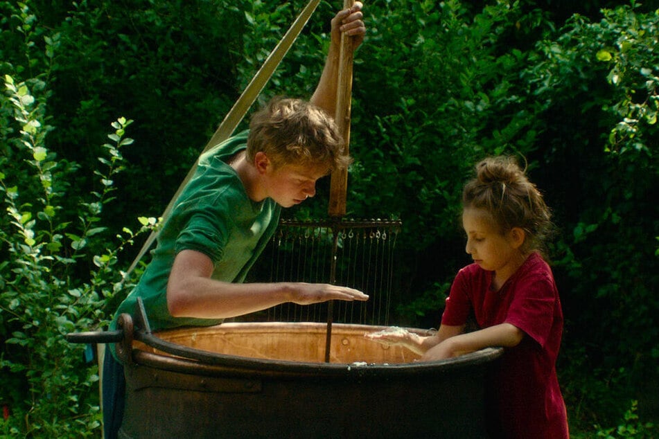 Totones (Clément Faveau) versucht zusammen mit seiner Schwester Claire (Luna Garret) einen Comté-Käse herzustellen.