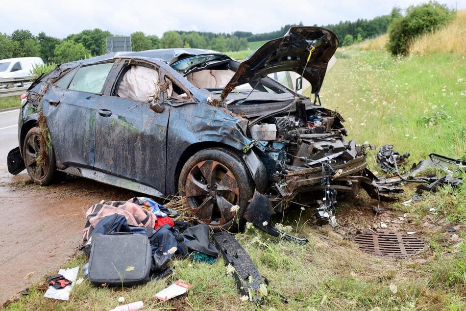 Unfall A72: Cupra überschlägt sich auf A72 – Fahrer verletzt!