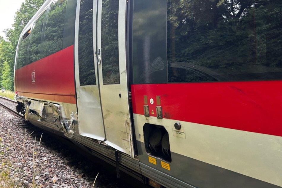 In der Pfalz kollidierten am Montagmittag ein Zug und ein Traktor an einem Bahnübergang.