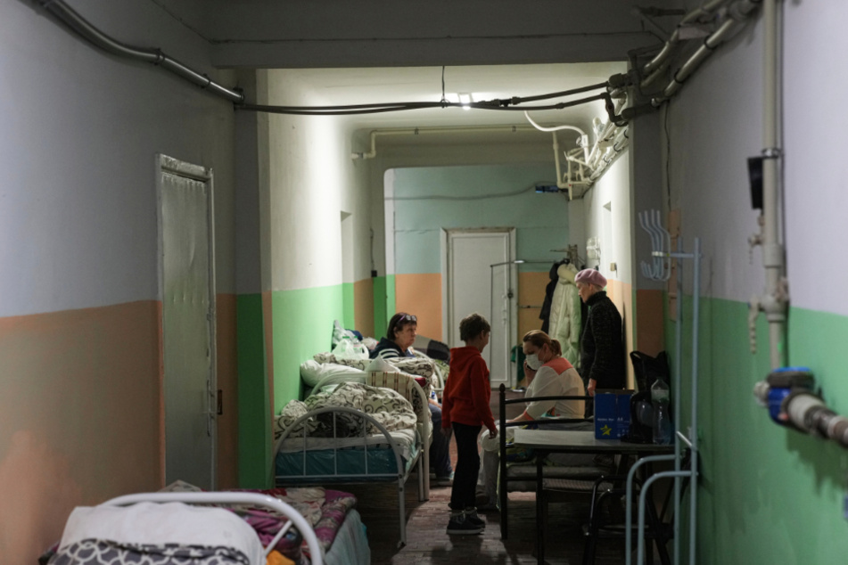 Den Behörden zufolge sind in Mariupol bei Luftangriffen mittlerweile mehr als 130 Menschen verletzt worden. Die Krankenstationen werden als Bunker benutzt.