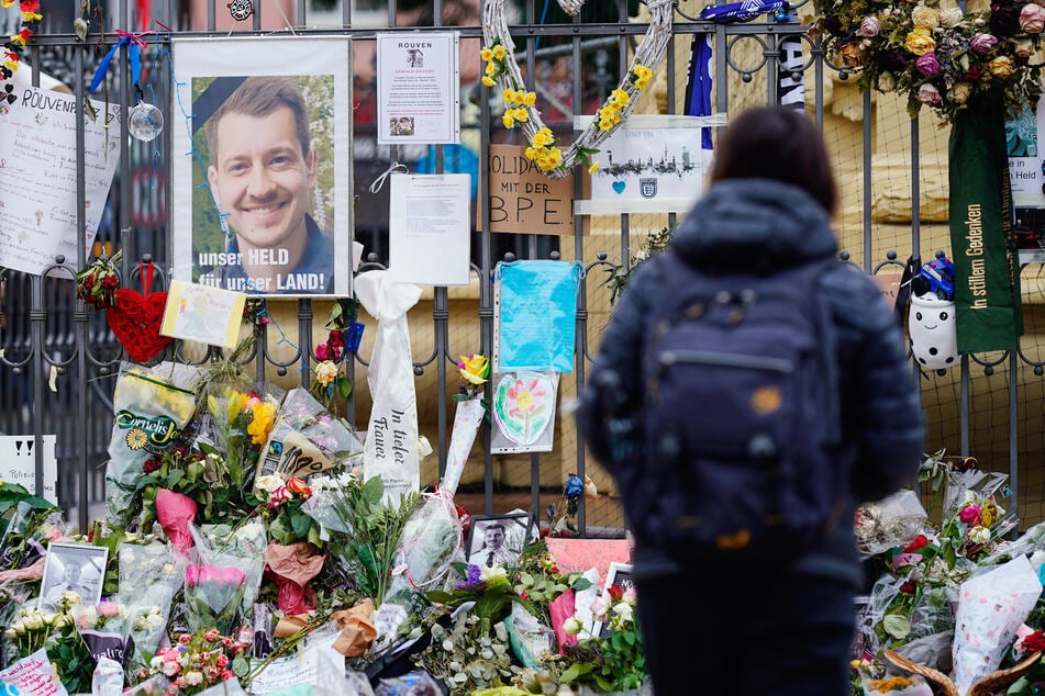 Am Tatort, dem Mannheimer Marktplatz, wurden im Sommer 2024 zahlreiche Blumen niedergelegt.