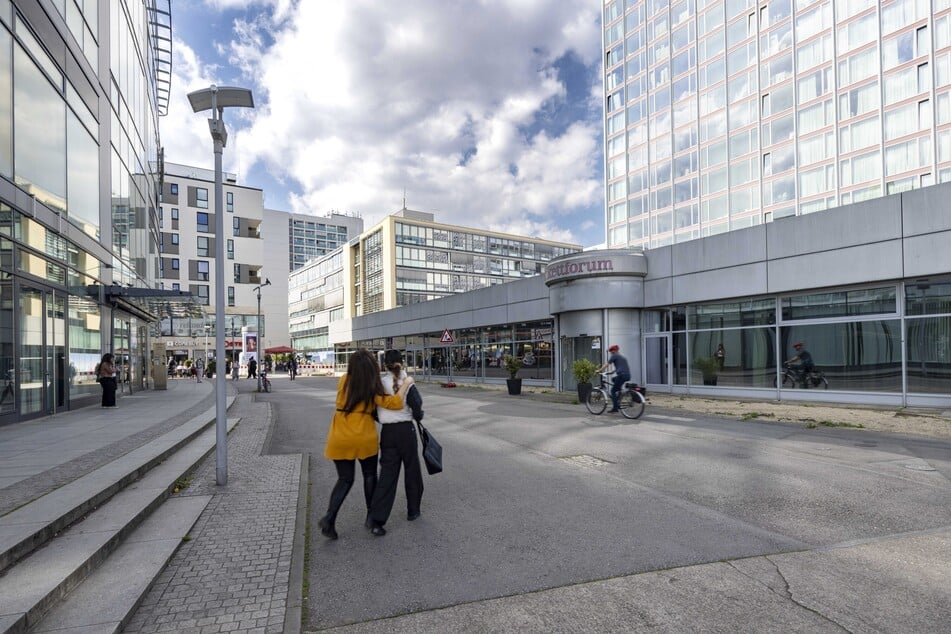 Dieses Stadtbild schreit nach Veränderung: die Prager Straße vorm Hotel Newa.