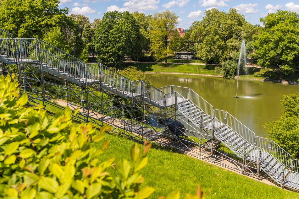 Eine Treppe führt vom Zwingerteich in den Konzertbereich: Das Areal samt Rasenflächen und Zugängen ist gesichert.