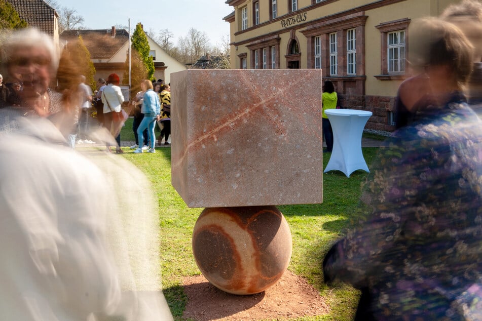 Das Kunstwerk "Good Luck" balanciert vor dem Rathaus in Wechselburg.