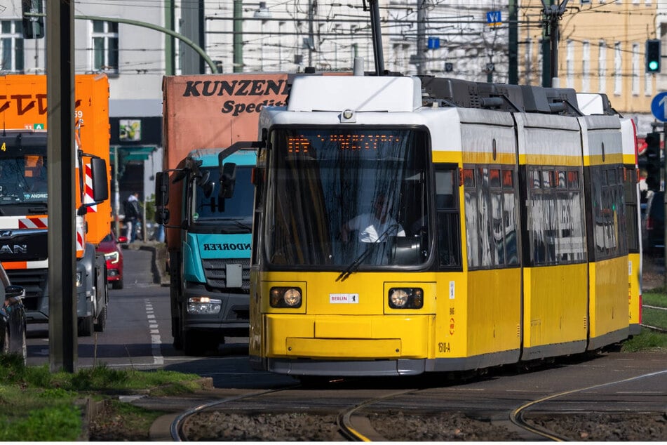 Fußgängerin von Tram mitgeschleift und lebensgefährlich verletzt