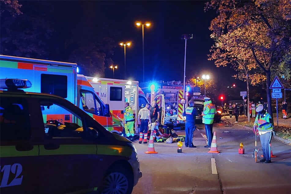 Zahlreiche Einsatzkräfte kümmerten sich um die Verletzten vor Ort.