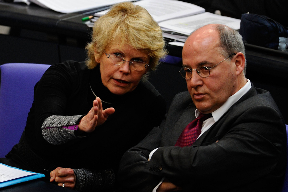 Martina Bunge (†71, die Linke, links) auf einem Foto aus dem Februar 2011 im Gespräch mit Gregor Gysi (74) im Bundestag. (Archivbild)