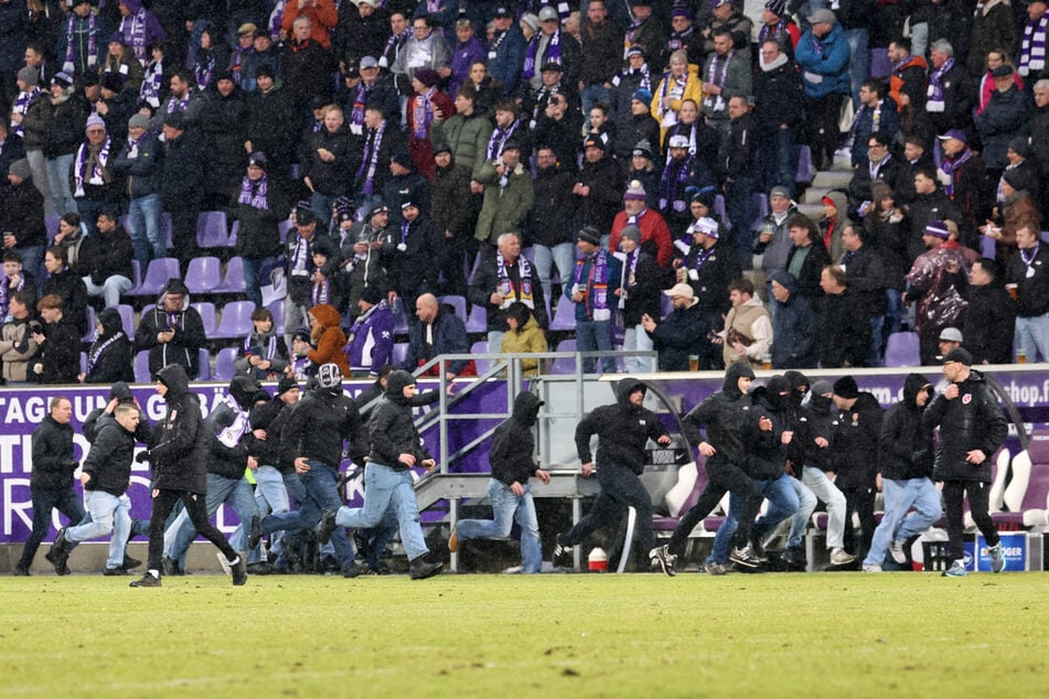 Eskalation beim Ost-Derby: Fans stürmten auf das Spielfeld.