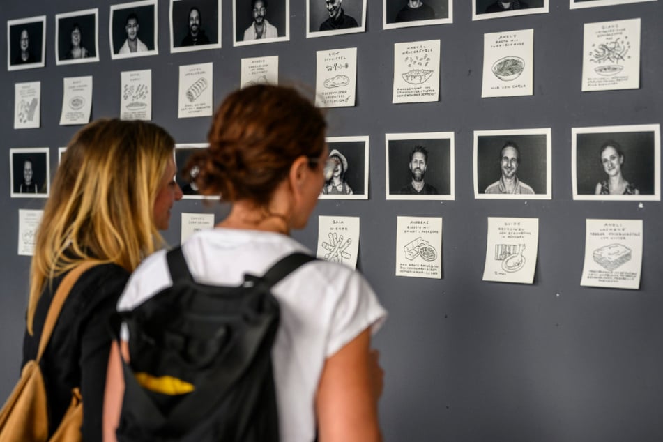 In der Ausstellung sind Fotos von Menschen ausgestellt, die preisgegeben haben, wie ihre letzte Mahlzeit aussähe.
