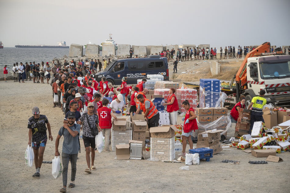 Nach einem gewaltigen Migrantenansturm herrscht in Ceuta Ausnahmezustand.