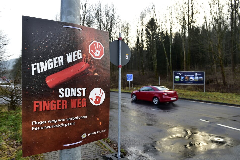 "Finger weg, sonst Finger weg": Aktuell warnen auf den Zufahrtsstraßen zum Klingenthaler und Johanngeorgenstädter Grenzübergang wieder Plakate vor gefährlichen Böller-Käufen.