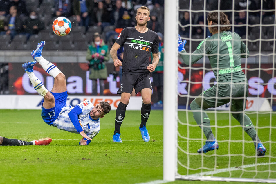 Der goldene Treffer des Abends: Im Fallen schaut Hertha-Angreifer Marco Richter (23, l.) dem Ball hinterher. Sein Seitfallzieher fand den Weg ins Gladbacher Tor.