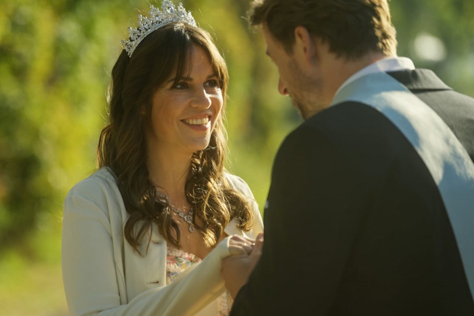 Franka (Birthe Wolter, 44) nimmt strahlend Oves (Ben Blaskovic, 37) Antrag an.