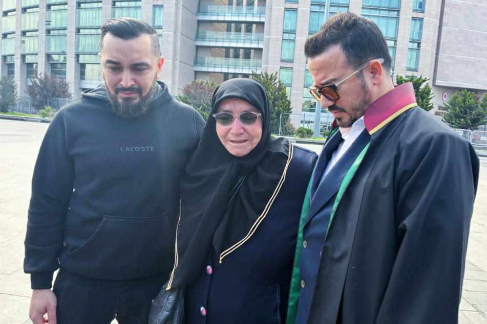 Die Hinterbliebenen der in Istanbul verstorbenen Familie aus Hamburg: Mutter Cemile Yilmaz und Bruder Mustafa Böcek (l.) kamen mit Anwalt Yasar Balci zum Prozessbeginn.