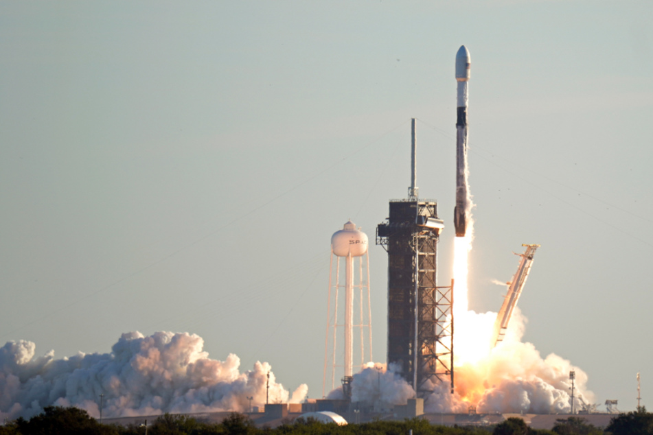 Start einer "Falcon 9"-Rakete im Januar 2021. Sechs Jahre zuvor hob ein ähnliches Modell ab, das nun auf den Mond zu rast.