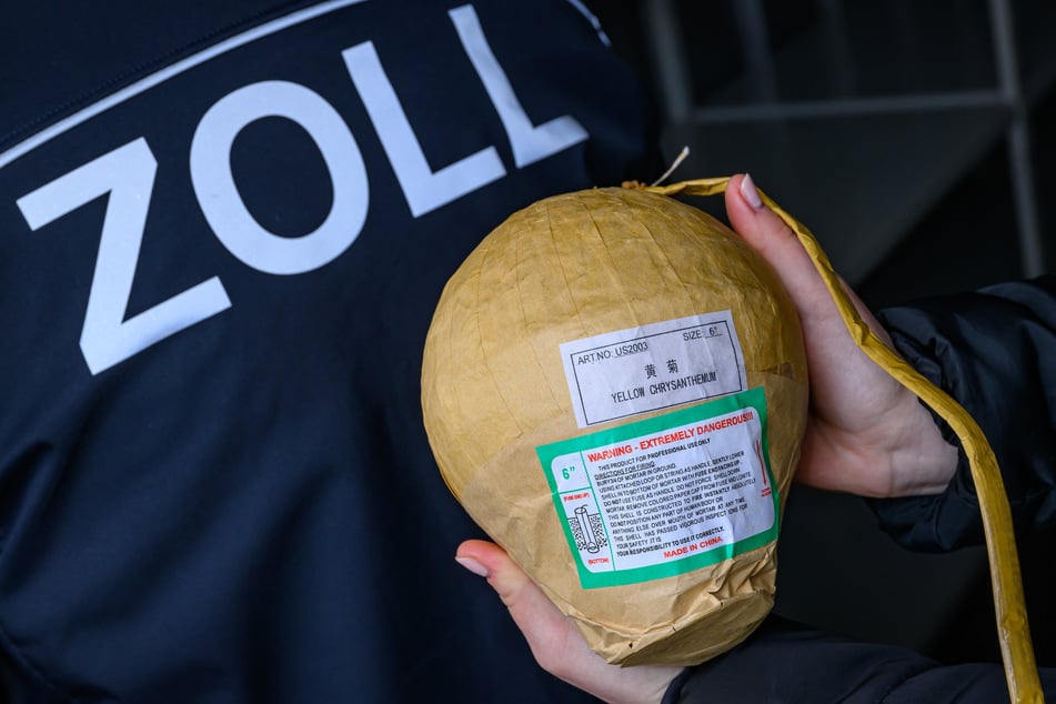 Bei einer sogenannten "Kugelbombe" handelt es sich eigentlich um ein Höhenfeuerwerk, welches Hunderte Meter über dem Boden explodieren soll. Eine Detonation am Boden kann schnell tödlich enden. (Symbolfoto)