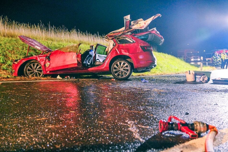 Die Feuerwehr entfernte das Dach des Škoda, um den 26-Jährigen zu befreien.