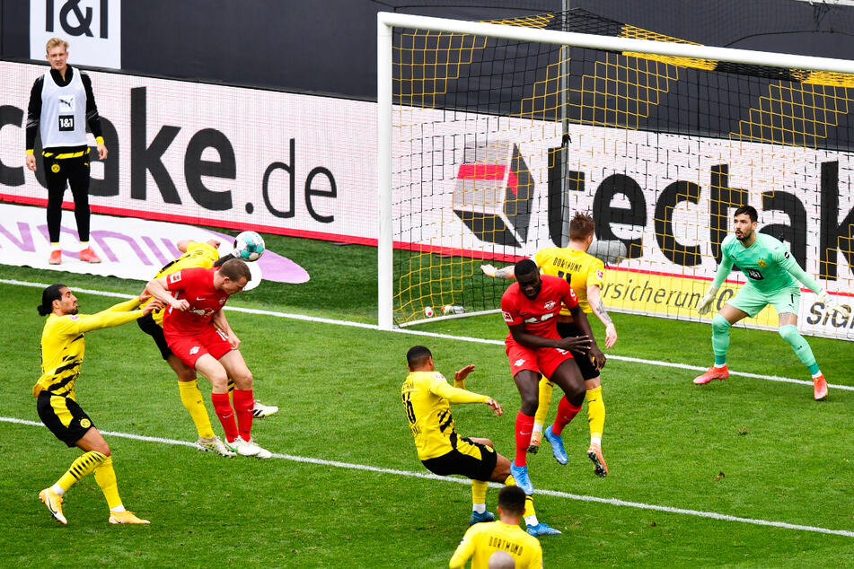 Lukas Klostermann (4.v.l.) macht es mit seinem Kopfballtor zum 1:2-Anschluss für RB Leipzig noch einmal spannend.