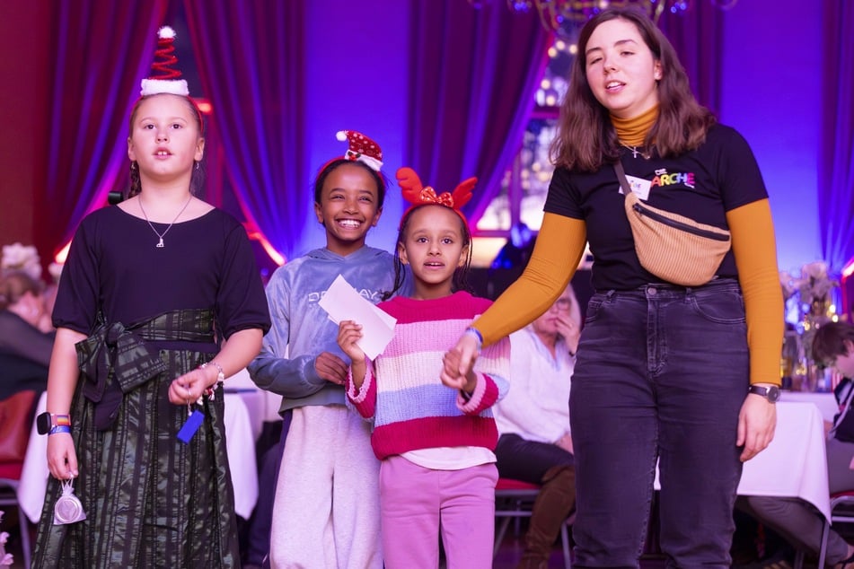 Die Kinder und Mitarbeiter der "Arche" stimmen in das Bühnenprogramm ein.