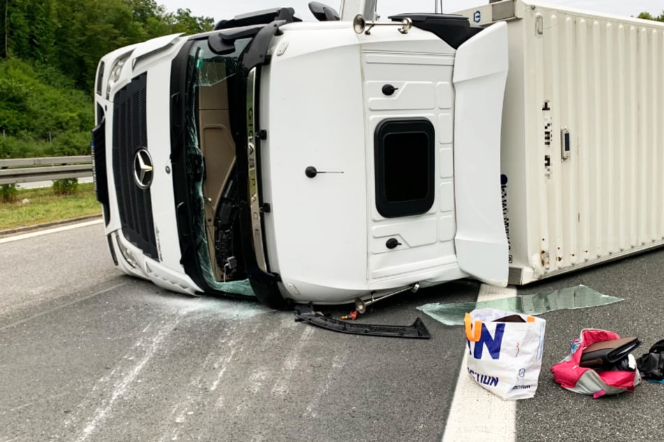 Lastwagen kippt um und blockiert Autobahn am Mittwochmorgen